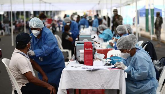 Los adultos mayores de 70 años fueron vacunados contra el COVID-19 en distintos puntos de Lima. (Foto: Jesús Saucedo/ @photo.gec)