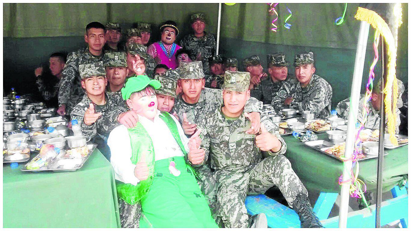 ​Soldados bailan y juegan como niños con 'Hora Loca' en el cuartel de Jauja