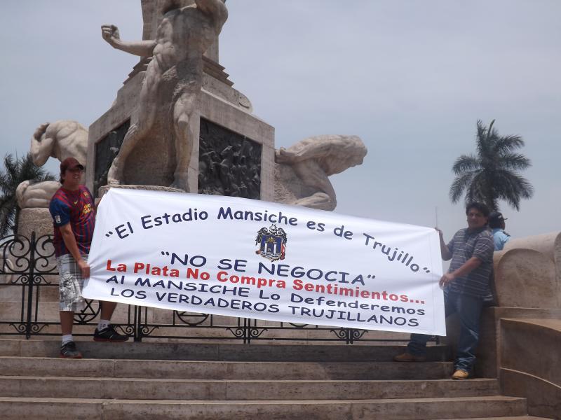 Protesta por acuerdo de la UCV y IPD por estadio Mansiche