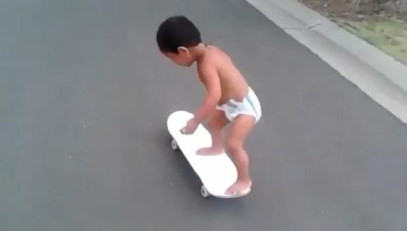 Bebé en pañales se luce en skate (VIDEO)