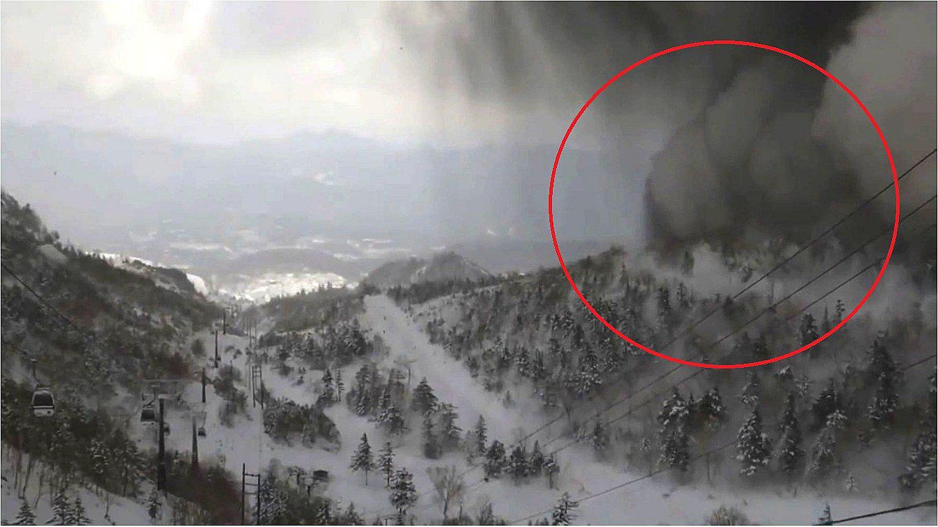 Nevadas y erupción volcánica ocasionan dos muertos en Japón