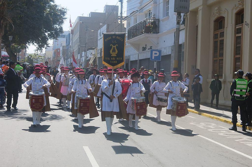 Colegio Santísima Niña María inicia festejos por sus 71 años con desfile
