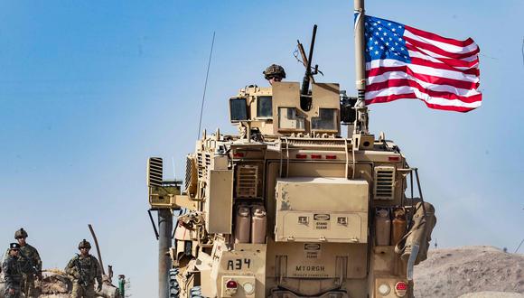 Soldados estadounidenses cerca de una manifestación de kurdos sirios contra las amenazas turcas en una base de coalición internacional en las afueras de la ciudad de Ras al-Ain, en la provincia siria de Hasakeh. (Foto referencial: AFP / Delil SOULEIMAN).