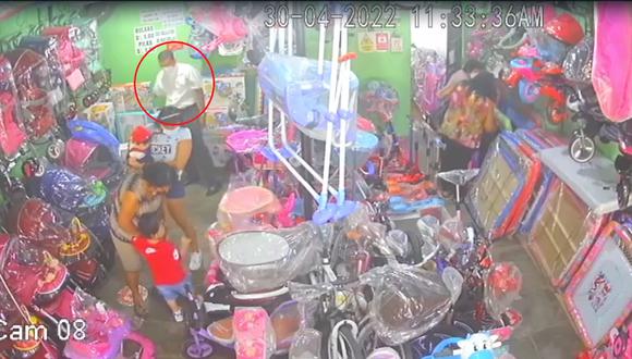 Captan a ladrones llevándose un Smartphone de tienda en Sullana