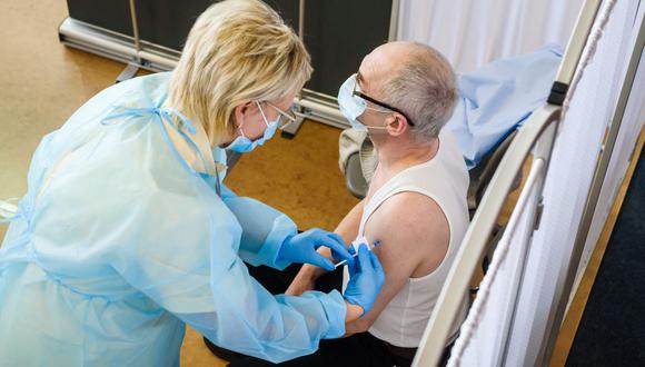 Una trabajadora de la salud vacuna a un hombre contra el coronavirus en Ventspils, Letonia, el 30 de marzo de 2021. (GINTS IVUSKANS / AFP).