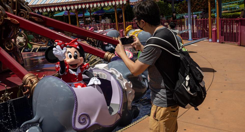 Parque temático de Disney en Hong Kong abrió sus puertas al público el pasado 18 de junio tras permanecer seis meses cerrado por la pandemia de coronavirus. (EFE/EPA/JEROME FAVRE).