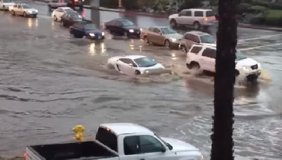​YouTube: Lamborgini se sumerge para cruzar calle inundada