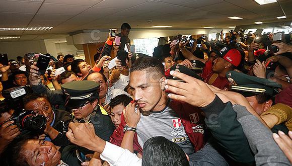 Selección peruana partió a Chile en medio del apoyo de la hinchada