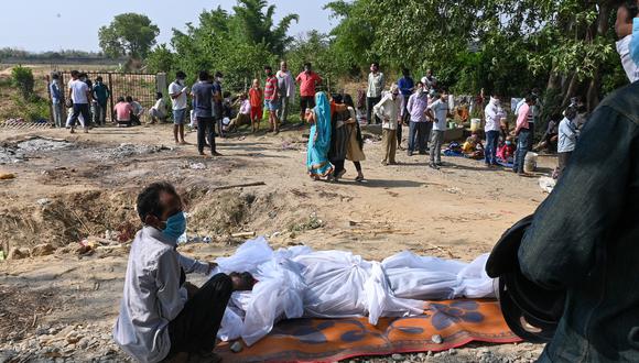 La India registró además 3.980 muertes en las últimas 24 horas, un récord oficial en el país pese a que los expertos advierten de que la cifra real podría ser mayor, elevando la cifra total de fallecimientos a 230.168. (Foto: Prakash SINGH / AFP)
