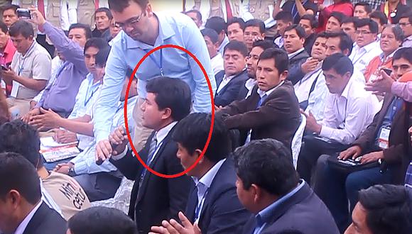 Ayacucho: Alcalde pidió de rodillas a Presidente de la República que atienda necesidades