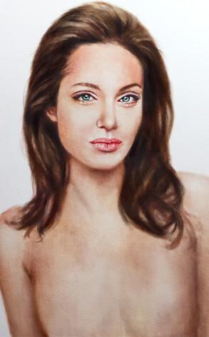Pintan retrato topless de Angelina Jolie tras mastectomía para caridad