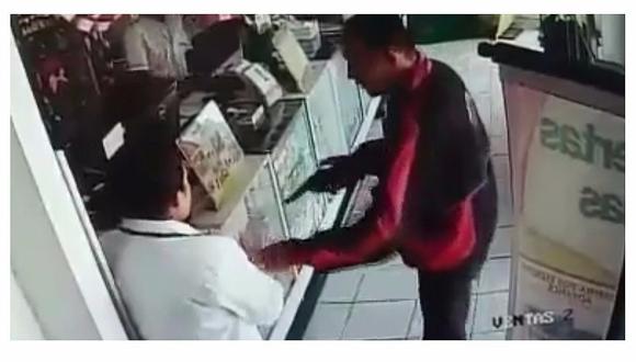Trujillo: Cámaras captan el preciso instante del asalto a una farmacia  (VIDEO)