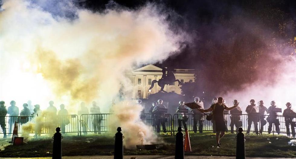 George Floyd: la policía trata de alejar a los manifestantes de las inmediaciones de la Casa Blanca arrojando gas lacrimógeno. (EFE/EPA/JIM LO SCALZO).