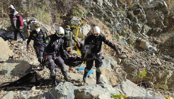 Los efectivos recogieron ayer los 7 cuerpos de entre los cerros de Atico en Caravelí| FOTO: Cortesía