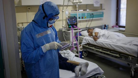 En total, se han registrado más de 246 millones de contagios desde que inició la pandemia a comienzos de 2020. (Foto:  Dimitar DILKOFF / AFP)