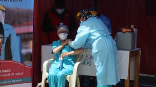 COVID-19: empiezan a vacunar al personal de Salud en Puno 