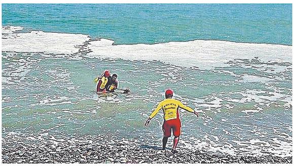 Salvavidas rescatan a un joven en mar de Zorritos 