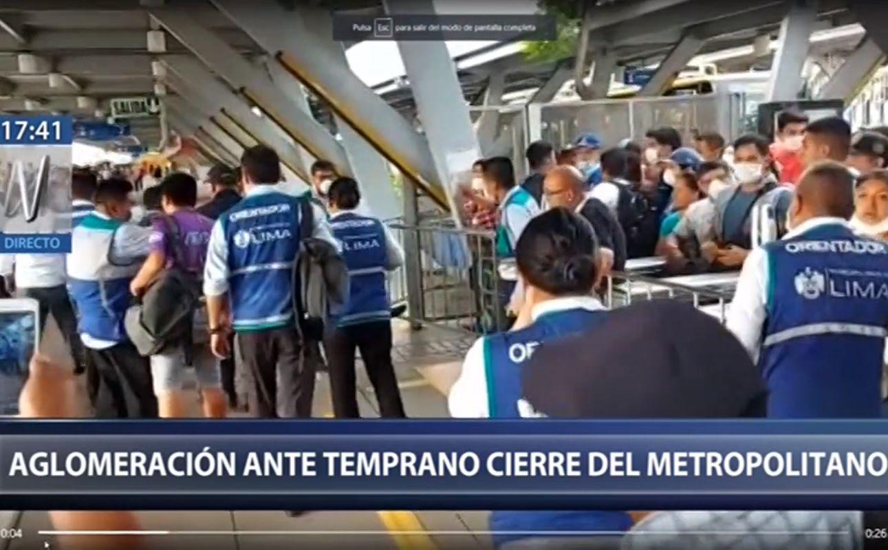 El personal del Metropolitano intentó contener el pase de los pasajeros. (Canal N)