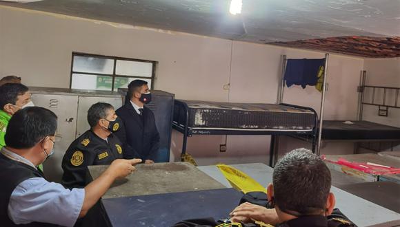El comandante general de Policía, teniente general PNP César Cervantes, constató los daños materiales que dejó el sismo en algunas dependencias policiales. En la comisaría de Independencia se desprendió el techo del dormitorio de los suboficiales superiores. (Foto: PNP)