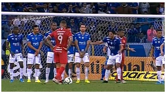 ​Paolo Guerrero y su genial tiro libre que provocó el gol del Inter sobre Cruzeiro (VIDEO)