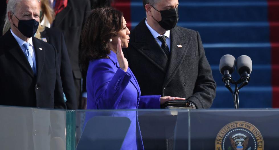 Kamala Harris (izq.), con su esposo Doug Emhoff, prestan juramento como 49º Vicepresidente de los Estados Unidos el 20 de enero de 2021, en el Capitolio en Washington, DC.  (ANDREW CABALLERO-REYNOLDS / AFP).