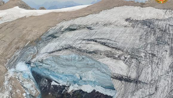 Esta foto del folleto tomada y publicada el 3 de julio de 2022 por el Servicio de Rescate de Montaña de Trento (Soccorso Alpino), muestra el serac de hielo que se derrumbó en la Marmolada, cerca de Punta Rocca, matando al menos a 6 personas. (Foto de SOCCORSO ALPINO / AFP)