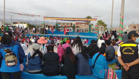 En el distrito Sama Las Yaras se reunió a niños y adultos en la concha acústica de la plaza principal