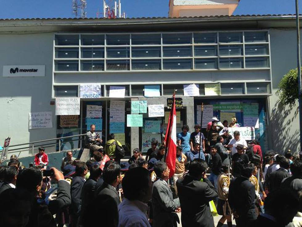 Ayacucho: Jóvenes protestan por pésimo servicio de Telefónica