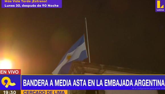 La embajada de Argentina colocó la bandera a media asta en señal de duelo por la muerte del exfutbolista Diego Armando Maradona. (Foto: Captura Latina)