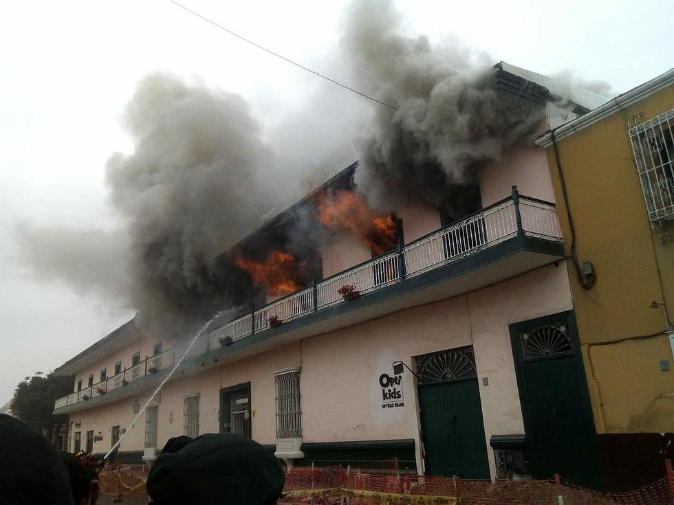 Incendio destruye casona en Trujillo (VIDEO) 