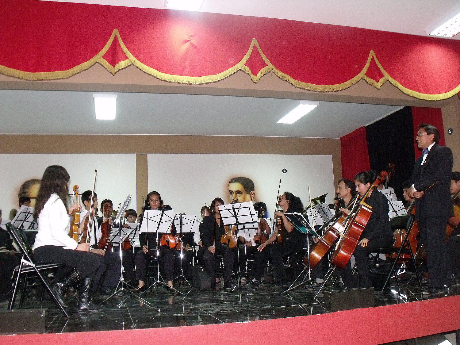 ​Los 100 graduados de la universidad  Daniel Alomía Robles