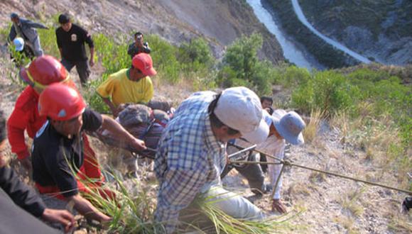 Familia muere al caer a precipicio