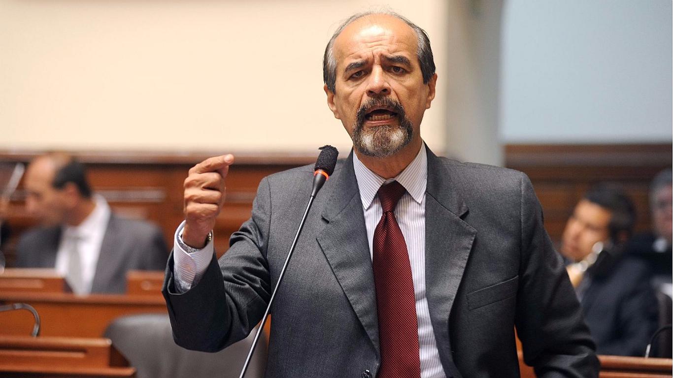 Mulder afirma que "es una vergüenza" entrega de terrenos a indultados por terrorismo