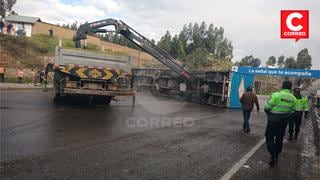 Por evitar arrollar a can, tráiler cargado de cerveza vuelca y bloquea el tránsito en Huancayo (VIDEO)