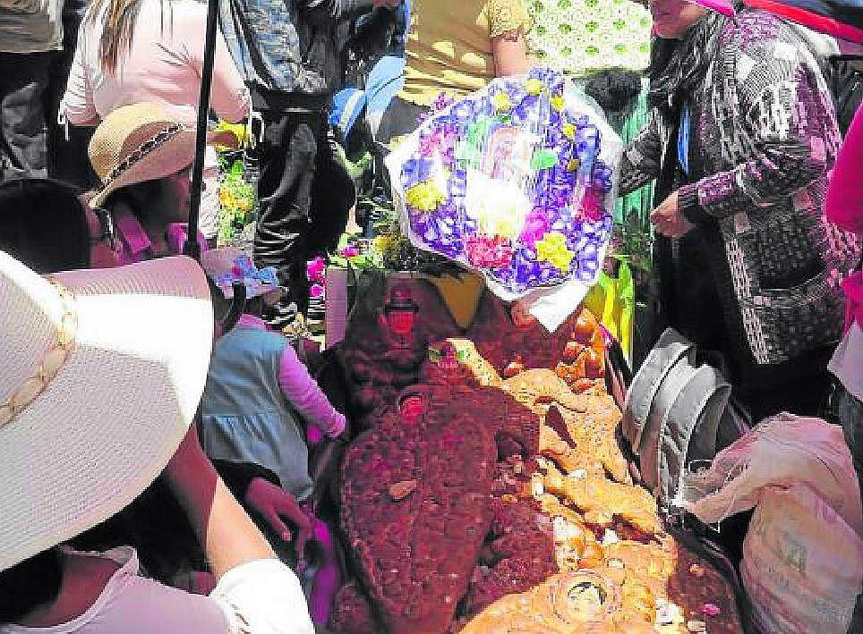 ​Deudos abarrotaron cementerios para visitar a sus difuntos en Juliaca