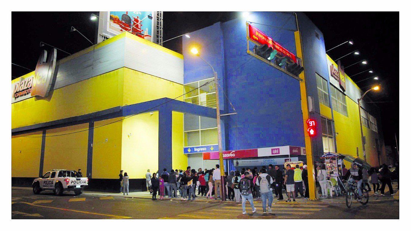 Serenos arriesgan su vida para sofocar incendio en “Plaza Vea”