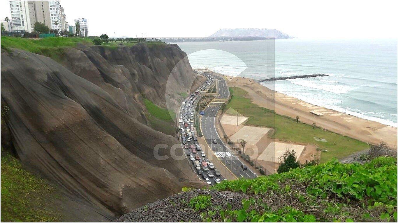 Gran congestión vehicular por aniego en la Costa Verde (VIDEO)
