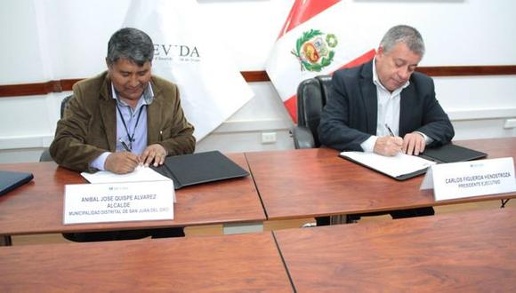 Firma de convenio entre representantes de entidades. Foto/Difusión.