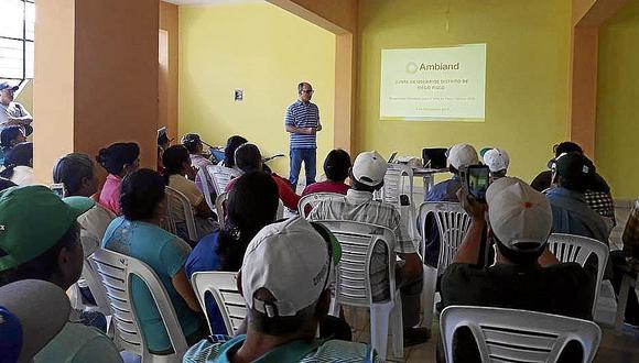 Agricultores en charlas sobre factores  climatológicos