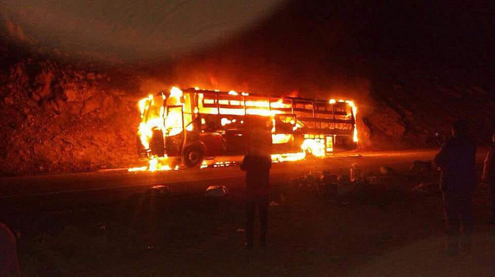 Bus interprovincial se incendia y sus 40 pasajeros se salvan de milagro (FOTOS)