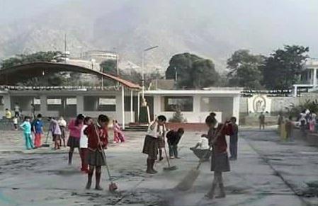 San Jacinto: Escolares limpian cenizas en sus planteles tras quema de caña de azúcar 