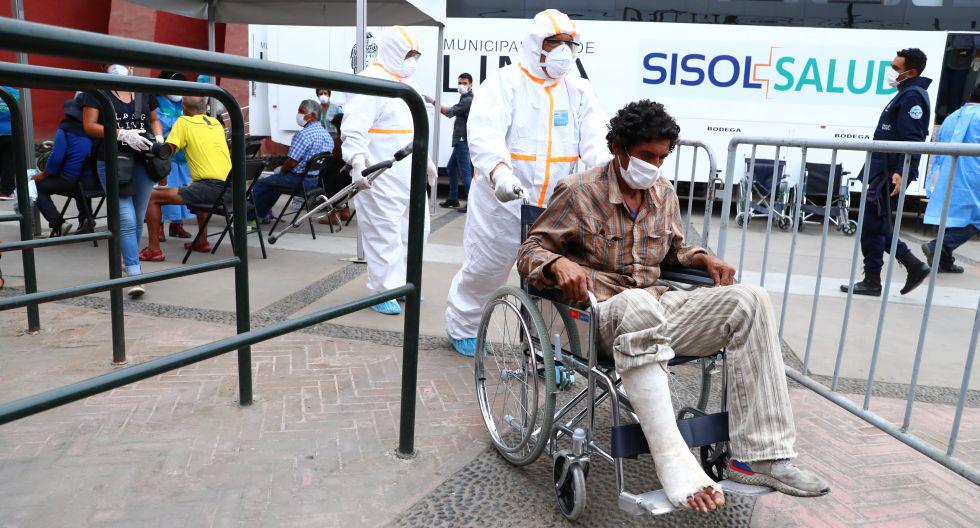 Este martes 31 de marzo se inauguró el refugio temporal para indigentes en la Plaza de Acho, en el Rímac. El albergue, bautizado como Casa de Todos, acogerá a 122 personas. Además, dispone de camas en carpas separadas en caso alguno de los albergados enfermase (Foto: Alessandro Currarino/ Grupo El Comercio).