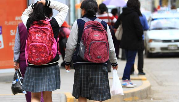 Menores con uniformes de colegios. Escolares saliendo de sus centros de estudios en Huancayo. Fotos\Abel Aguilar
