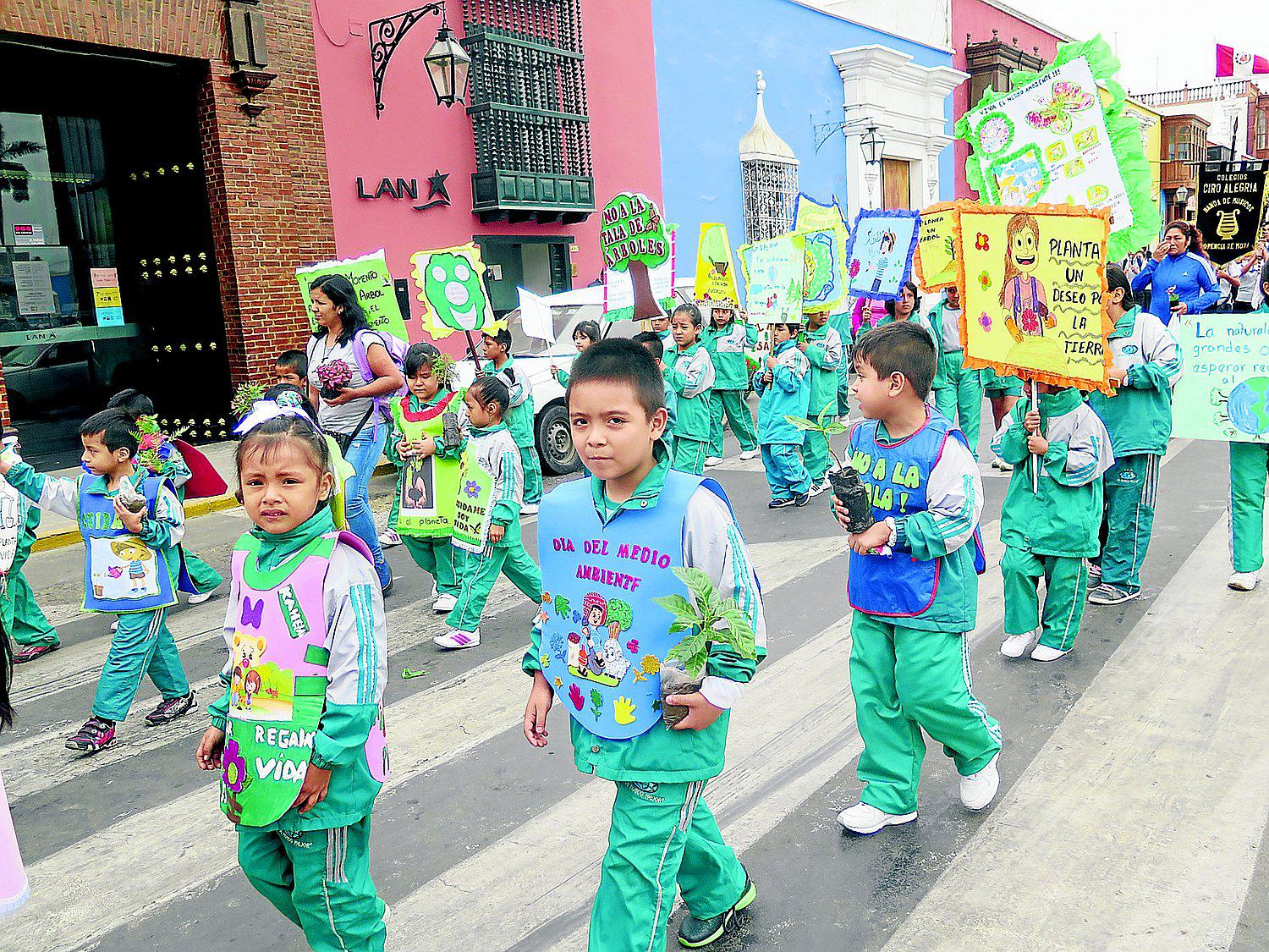 Escolares marchan por la calles de Trujillo por el día del medio ambiente