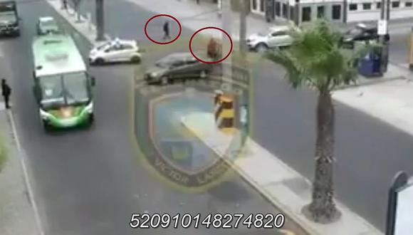 Cámara de seguridad capta cuando motocicleta atropella a una mujer (VIDEO)