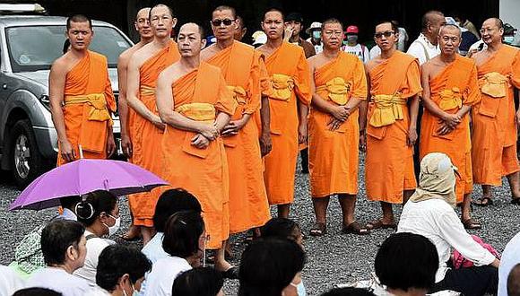 Tailandia: Forman muralla humana para evitar la detención de un monje