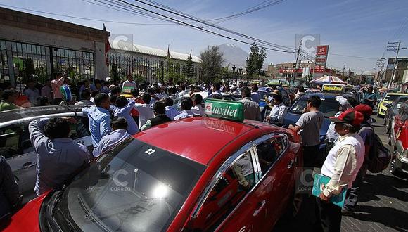 Taxistas bloquean depósito municipal y funcionario los acusa de agredir a inspectores