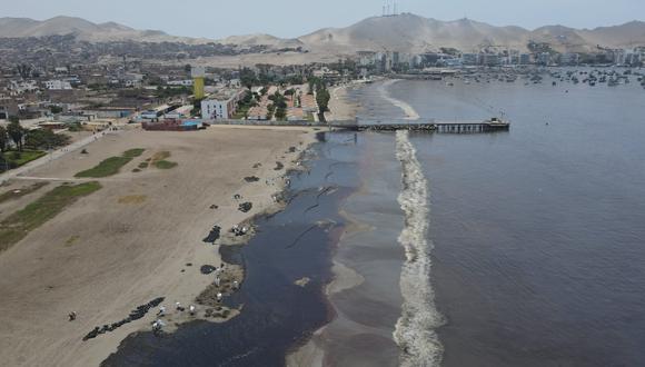 El derrame de petróleo en la refinería La Pampilla, operada por Repsol, afectó un total de 1 millón 739 mil metros cuadrados de territorio.  Buzos exploran daño submarino. (Foto: El Comercio)