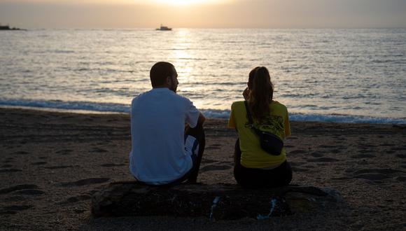Una pareja mira el mar en la playa de la Barceloneta en Barcelona, ​​el 8 de mayo de 2020. (AFP / Josep LAGO).