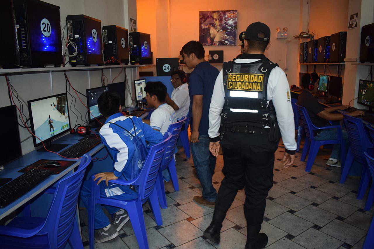 Hallan a dos escolares y equipos sin filtro web para páginas de adultos